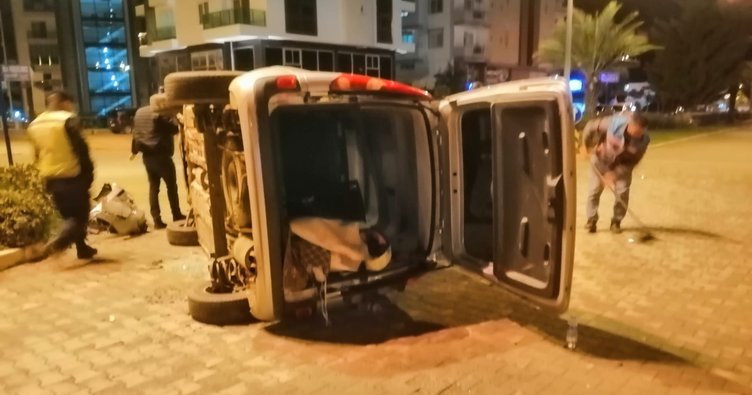 Alanya'da 2 aracın karpışması sonucunda 4 kişi yaralandı.