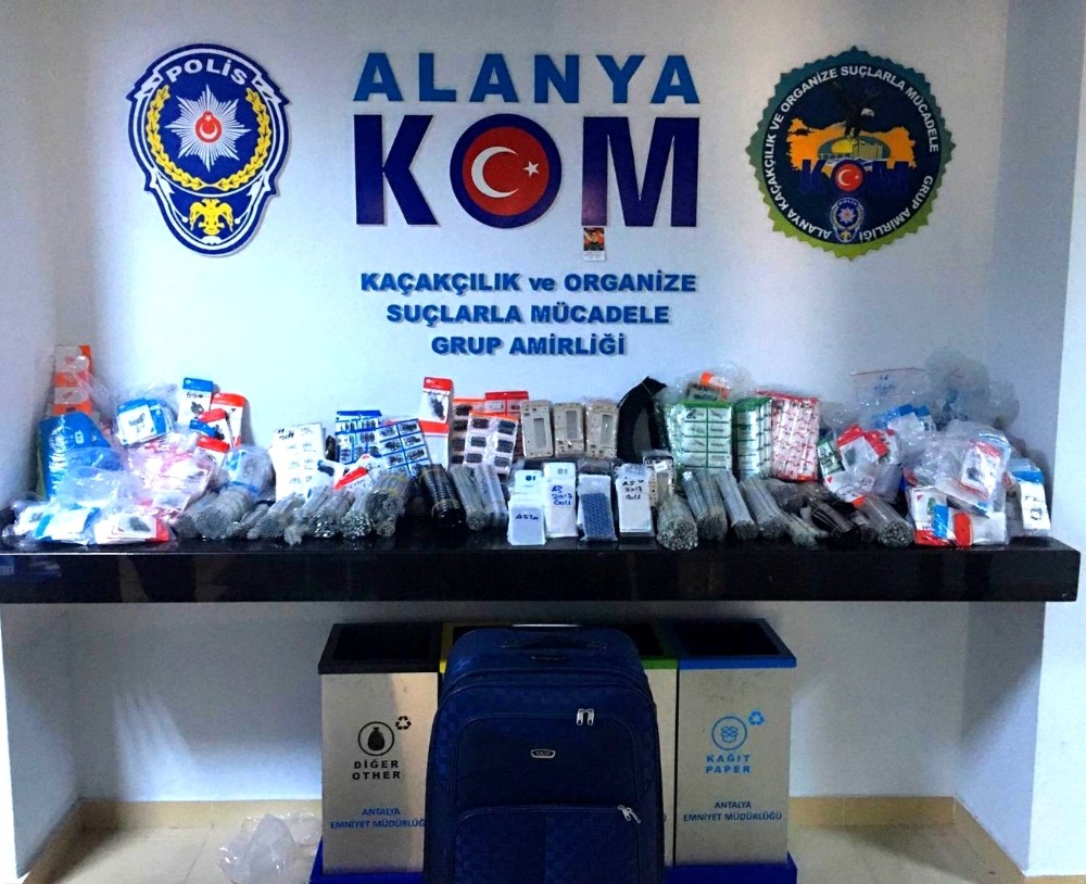 Alanya’da 55 bin 492 kaçak cep telefonu parçası ve aksesuarı ele geçirildi