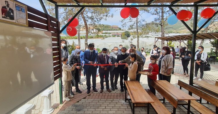 Alanya'da açık hava sınıfı kurdela kesilerek hizmete sunuldu ders başı yapıldı