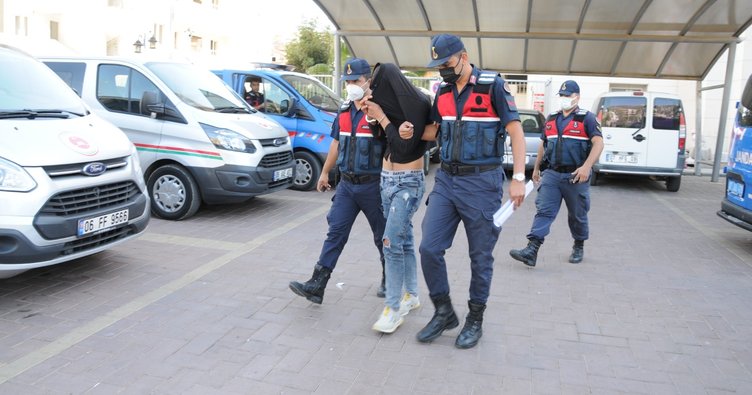 Alanya'da alacağını alamayınca belindeki silahla ensesinden vurarak kaçan şüpheli jandarmanın sıkı takibi sonrası yakalandı.