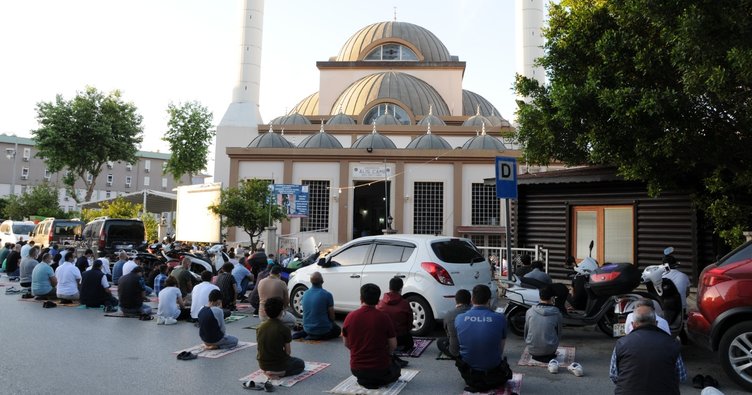 Alanya'da bayram namazı yollara taştı