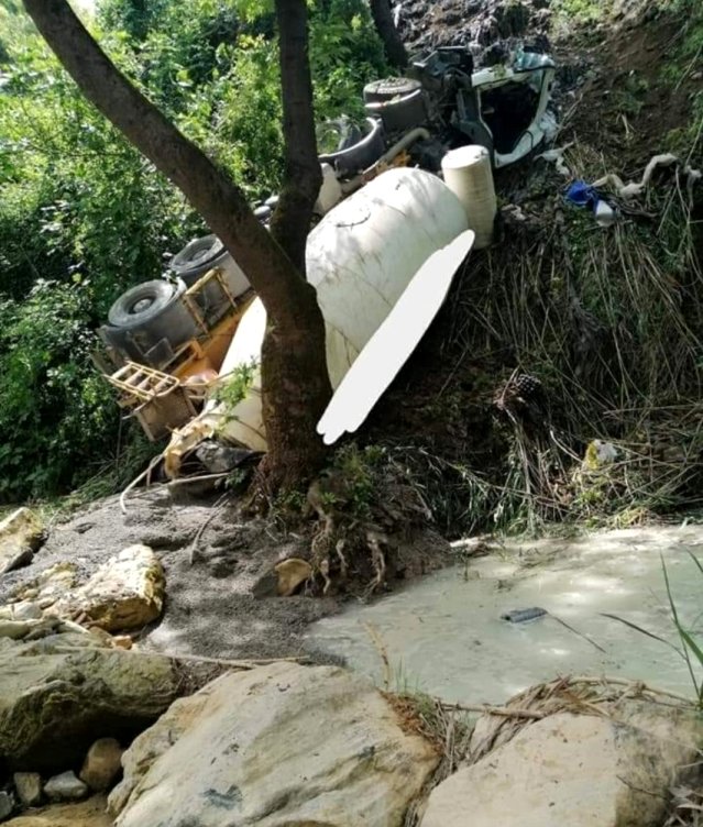 Alanya'da beton mikseri dereye uçtu, sürücü öldü