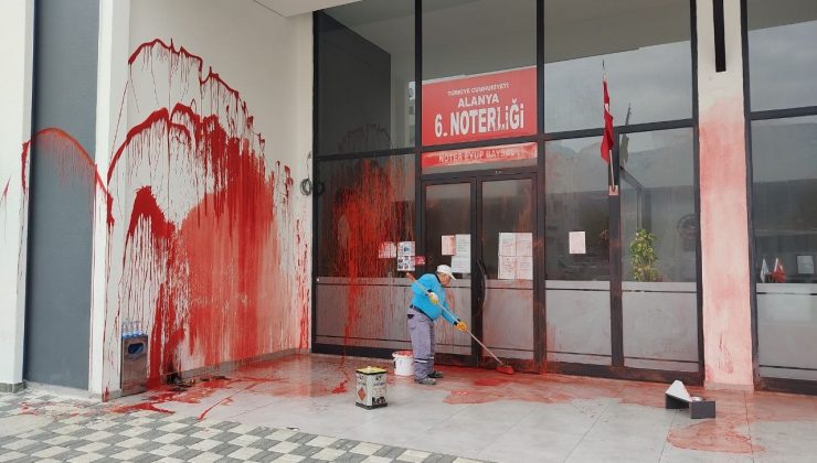 Alanya'da bulunan noter binasına kırmızı boyalı saldırı
