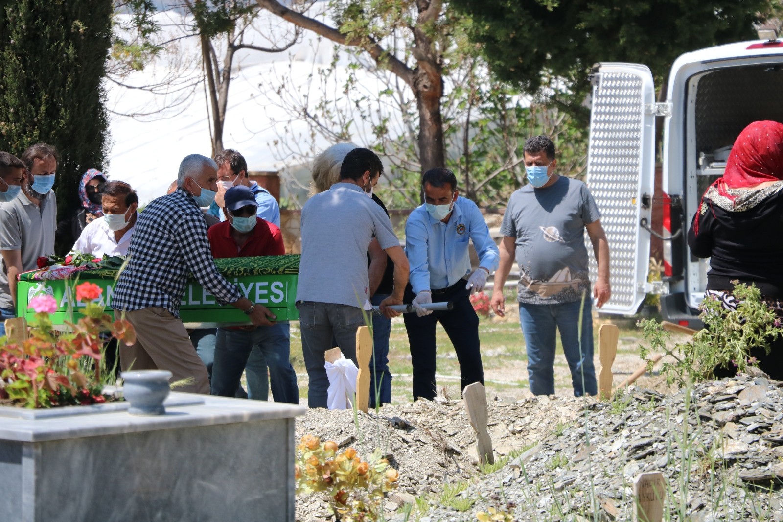 Alanya'da evinde ölü bulunan 37 yaşındaki kadın toprağa verildi