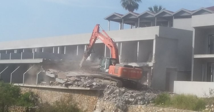 Alanya’da izinsiz kat çıktığı tespit edilen bir otelin kaçak olan bölümlerinin yıkımına iş  makinesiyle başlandı