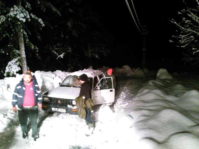 Alanya'da kar ve tipiye yakalanan vatandaşları Büyükşehir belediyesi ekipleri tarafından kurtarıldı