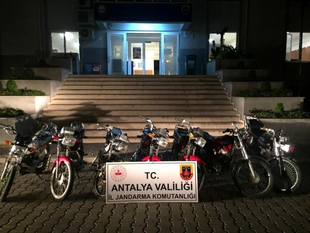 Alanya'da motosiklet hırsızları jandarmadan kaçamadı