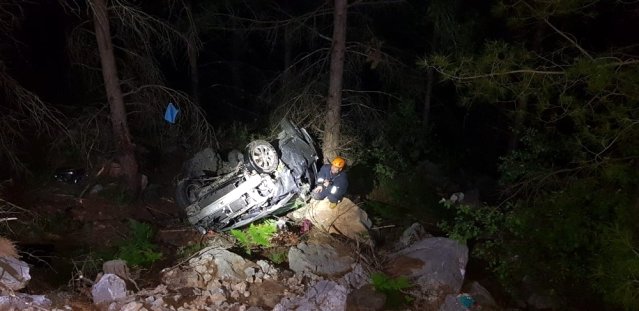 Alanya'da otomobil uçuruma yuvarlandı: 1 ölü, 1 yaralı