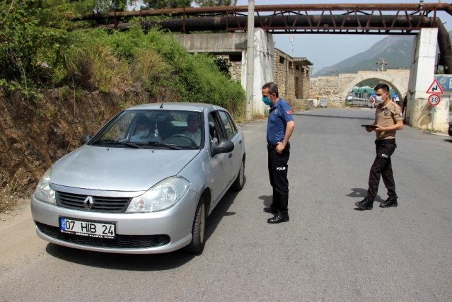 Alanya'da sürücülere maske ve sosyal mesafe denetimi