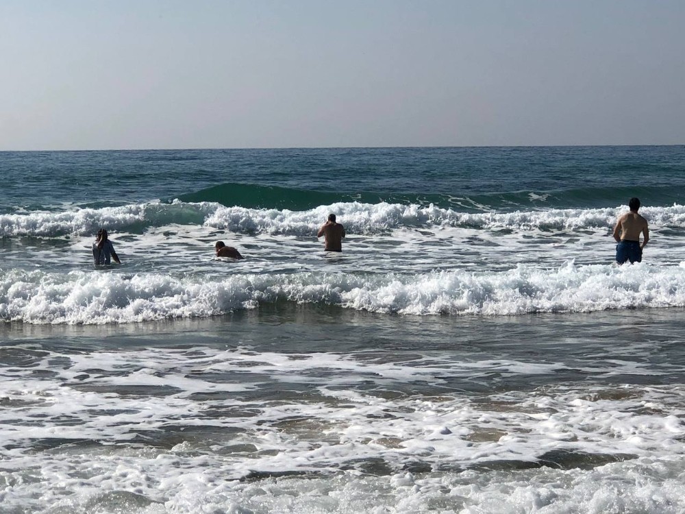 Alanya’da turistler rüzgarlı havaya aldırış etmeden gün boyu deniz keyfi yaşadı