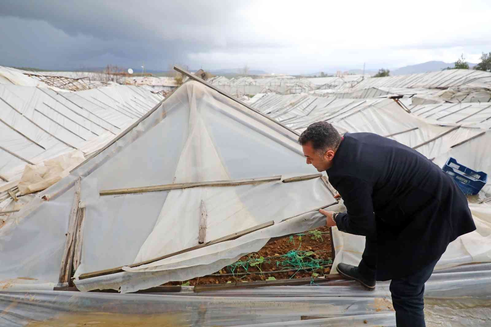 Alanya'da Üreticinin Seraları fırtına nedeniyle ciddi zarara uğradı