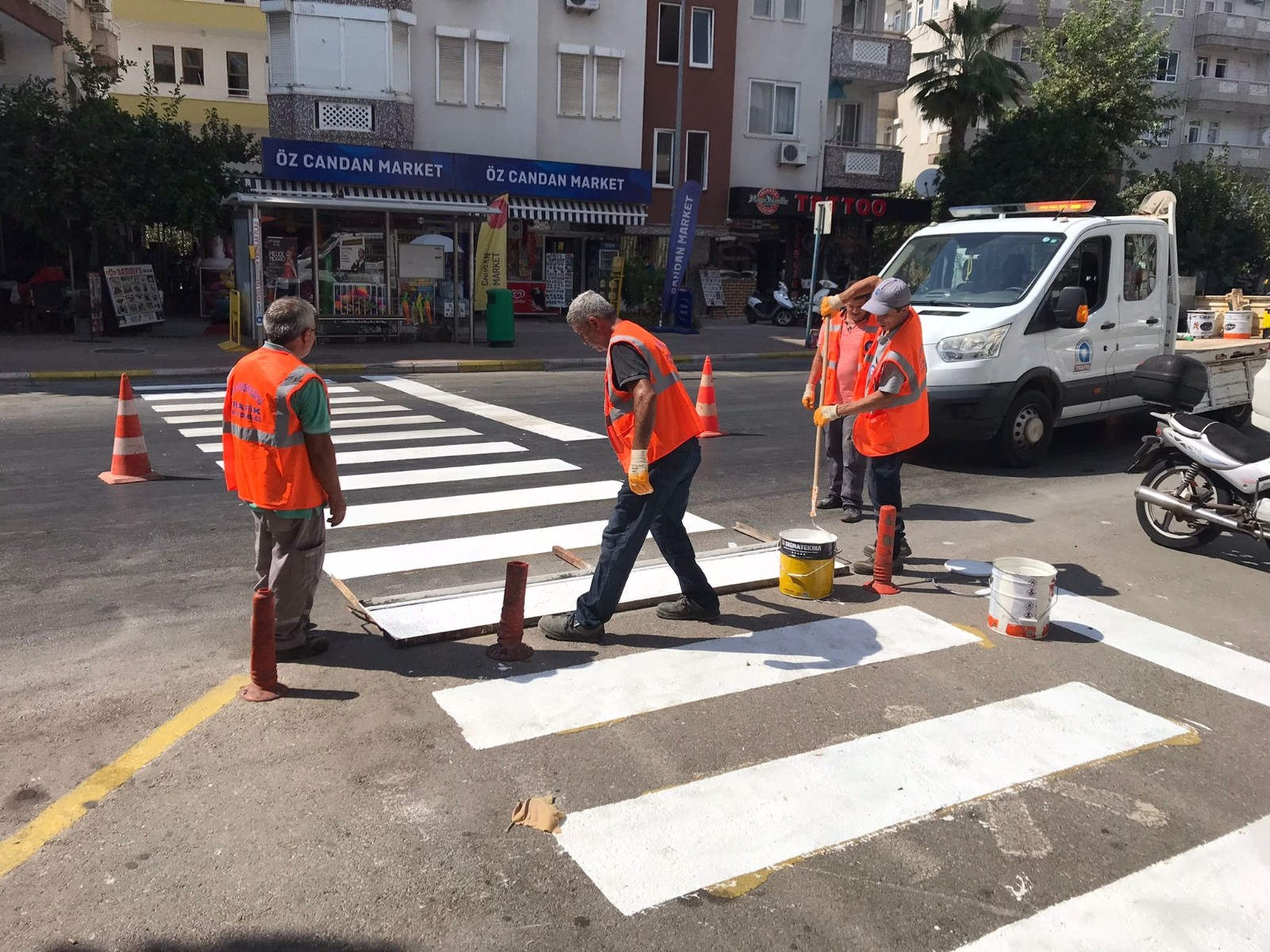 Alanya’da yaya geçitleri boyanıyor