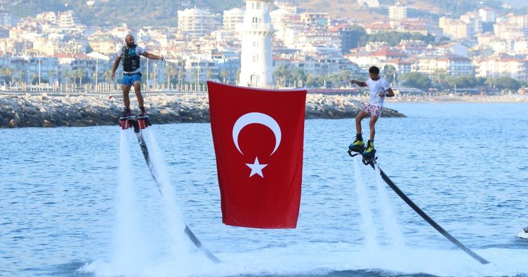 Alanya İlçesi'nde 95'nci yılı kutlanan 'Kabotaj Bayramı' renkli görüntülere sahne oldu 