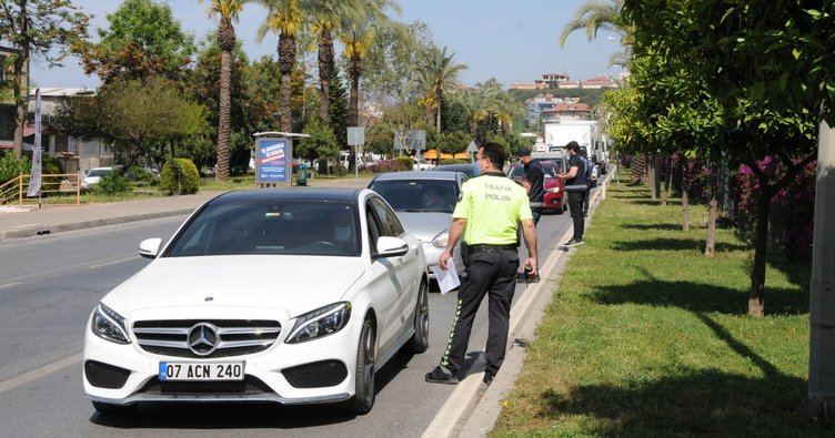  Alanya İlçesi'nde tam kapanma sürecinin sekizinci günü sıkı denetimler ve kontrollerle geçiyor.