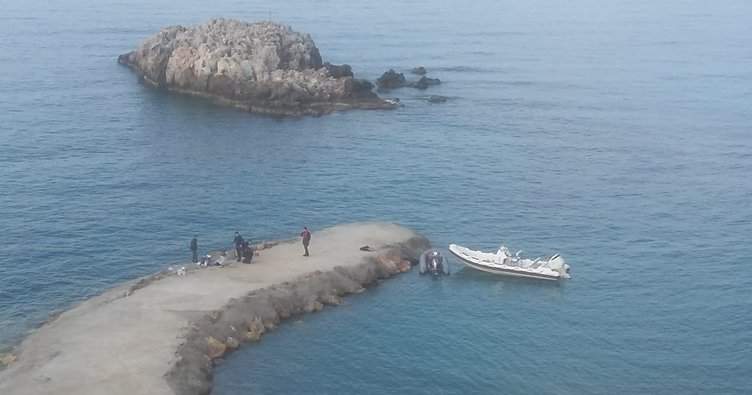 Alanya ilçesinde açık denizde terk edilmiş bot bulundu