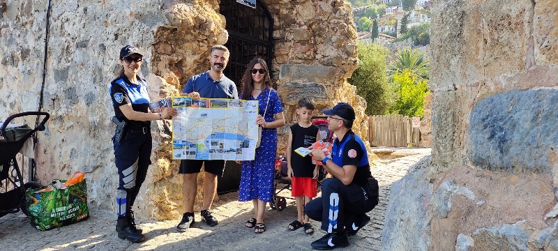 Alanya İlçesinde Güvenli-Huzurlu Turizm Projesi Kapsamında Turistler Broşürle Bilgilendiriliyor