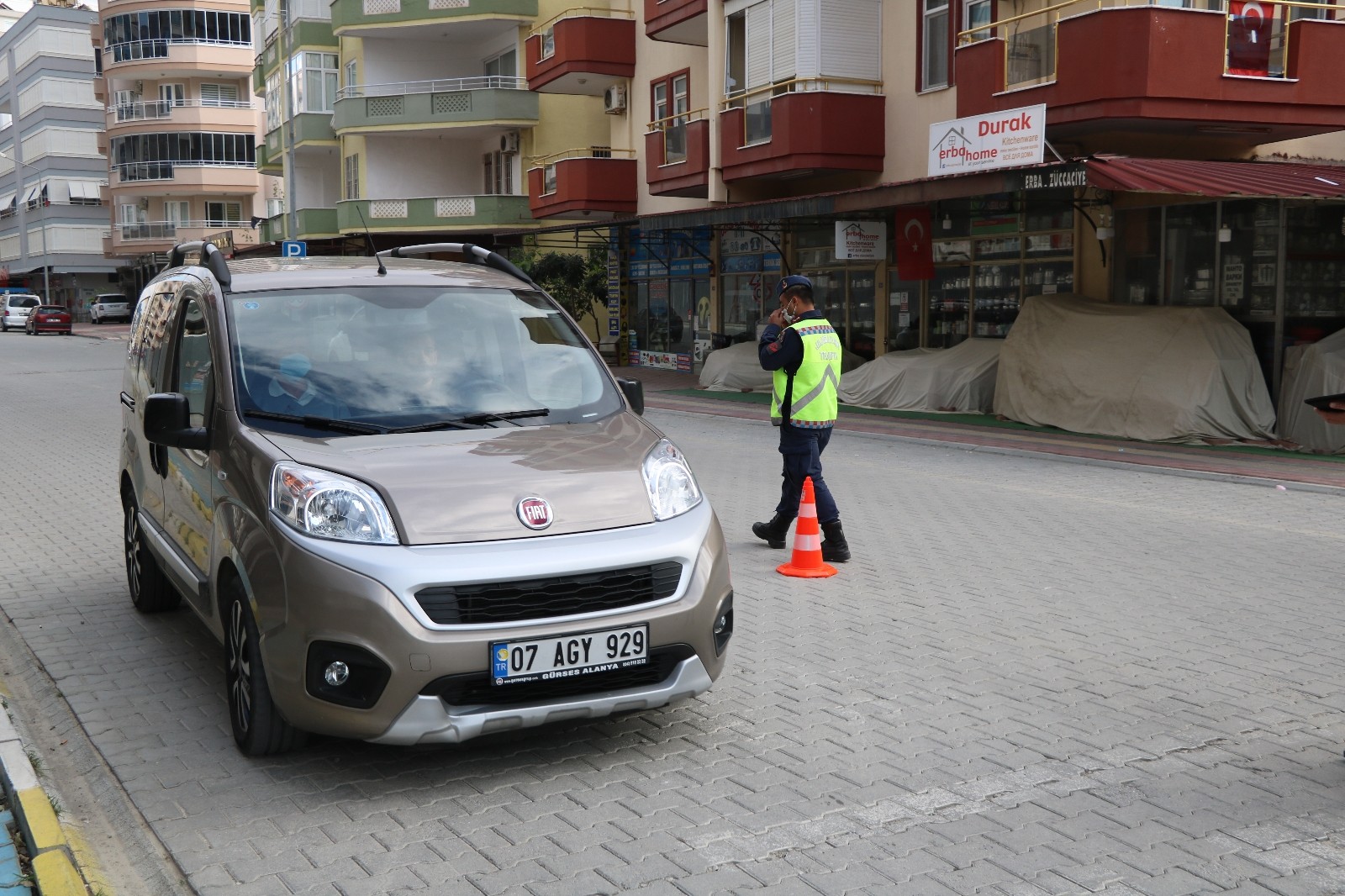 Alanya ilçesinde hafta sonu uygulanan sokağa çıkma kısıtlamasını dışarı çıkarak ihlal eden 45 kişiye toplam 139 bin 950 TL idari para cezası kesildi