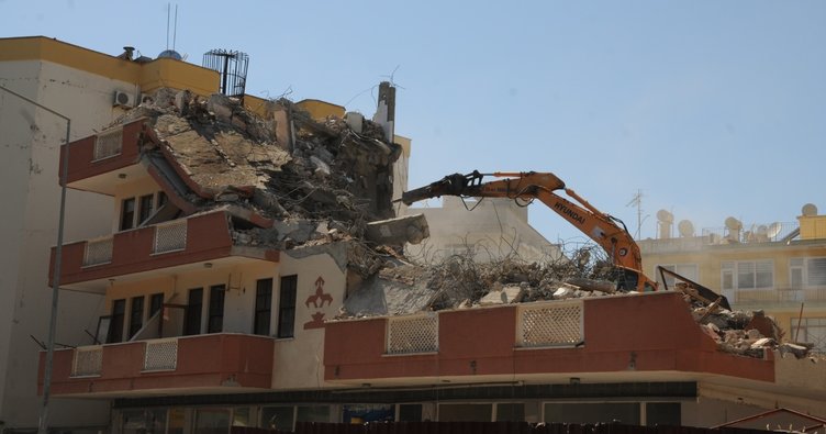  Alanya ilçesinde kentsel dönüşüm kapsamına giren 5 katlı bir otelin yıkımı gerçekleştirildi