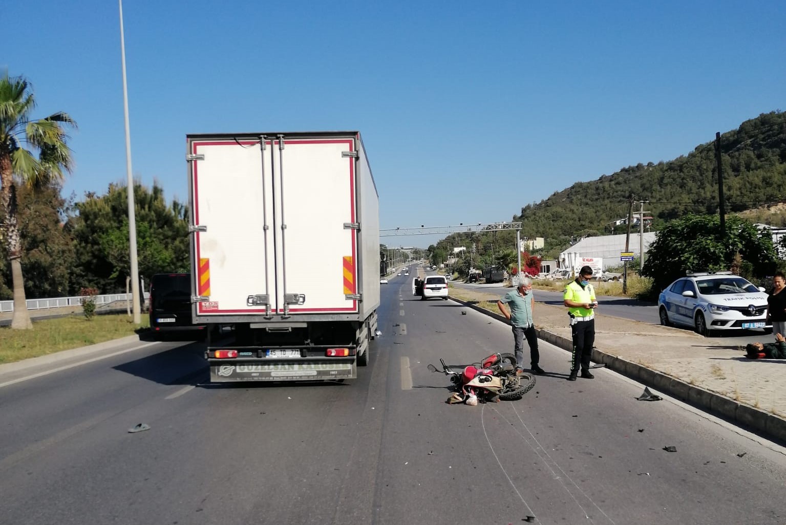 Alanya ilçesinde motosikletle kamyonun çarpışması sonucu 1 ağır yaralı