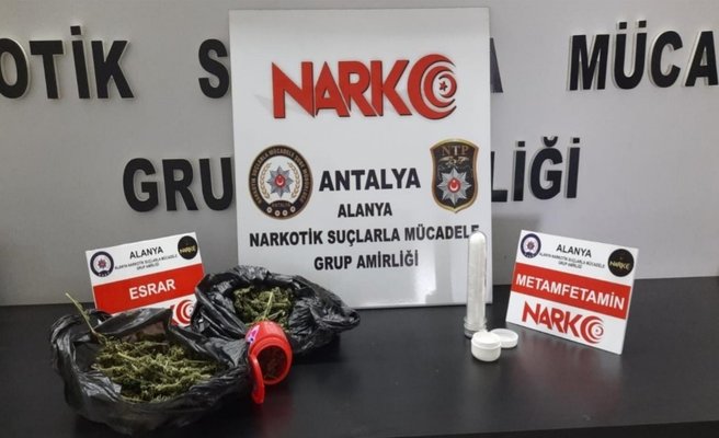Alanya ilçesinde polis tarafından durdurulan TIR’da bir miktar uyuşturucu ele geçirilirken olayla ilgili 2 şüpheli gözaltına alındı.