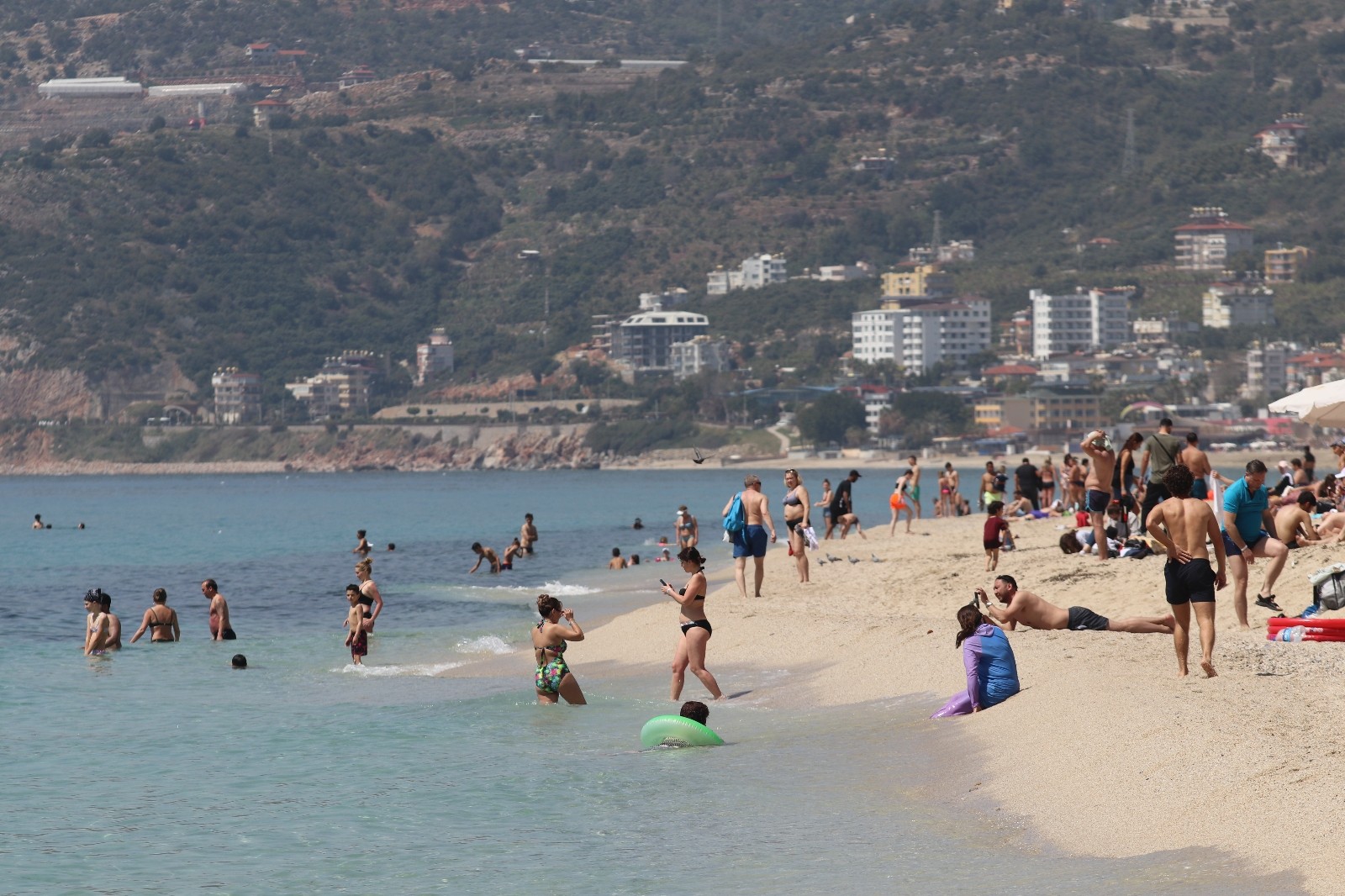 Alanya ilçesinde sıcak ve güneşli havayı fırsat bilen yerli ve yabancı tatilciler soluğu plajlarda aldı.