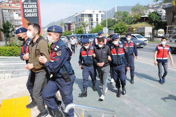  Alanya ilçesinde yasa dışı bahis oynattığı öne sürülen 5 kişi operasyonla yakalandı.