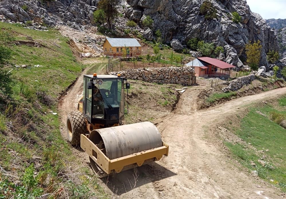 Alanya kırsalında heyelandan kapanan yol trafiğe açıldı