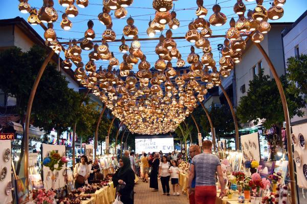 Alanya sokakları Engelli bireylerin ellerinden çıkan kabaklarla aydınlanıyor