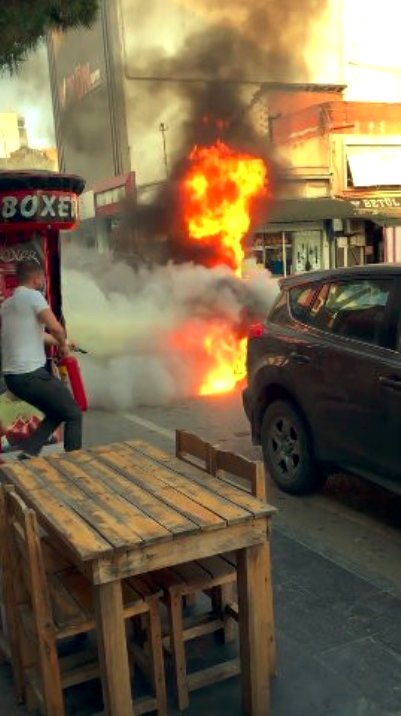 Alev alev yanan aracın şoförü kendini zor kurtardı