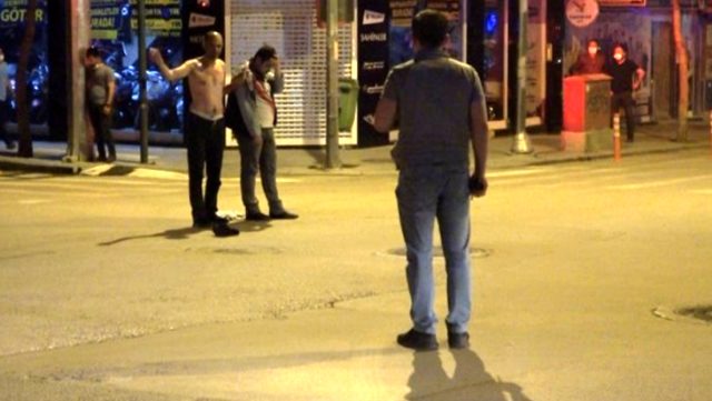 Alkollü şahıs, yoldan geçen genci elindeki cam parçası ile rehin aldı! Sebebi yasak aşk çıktı