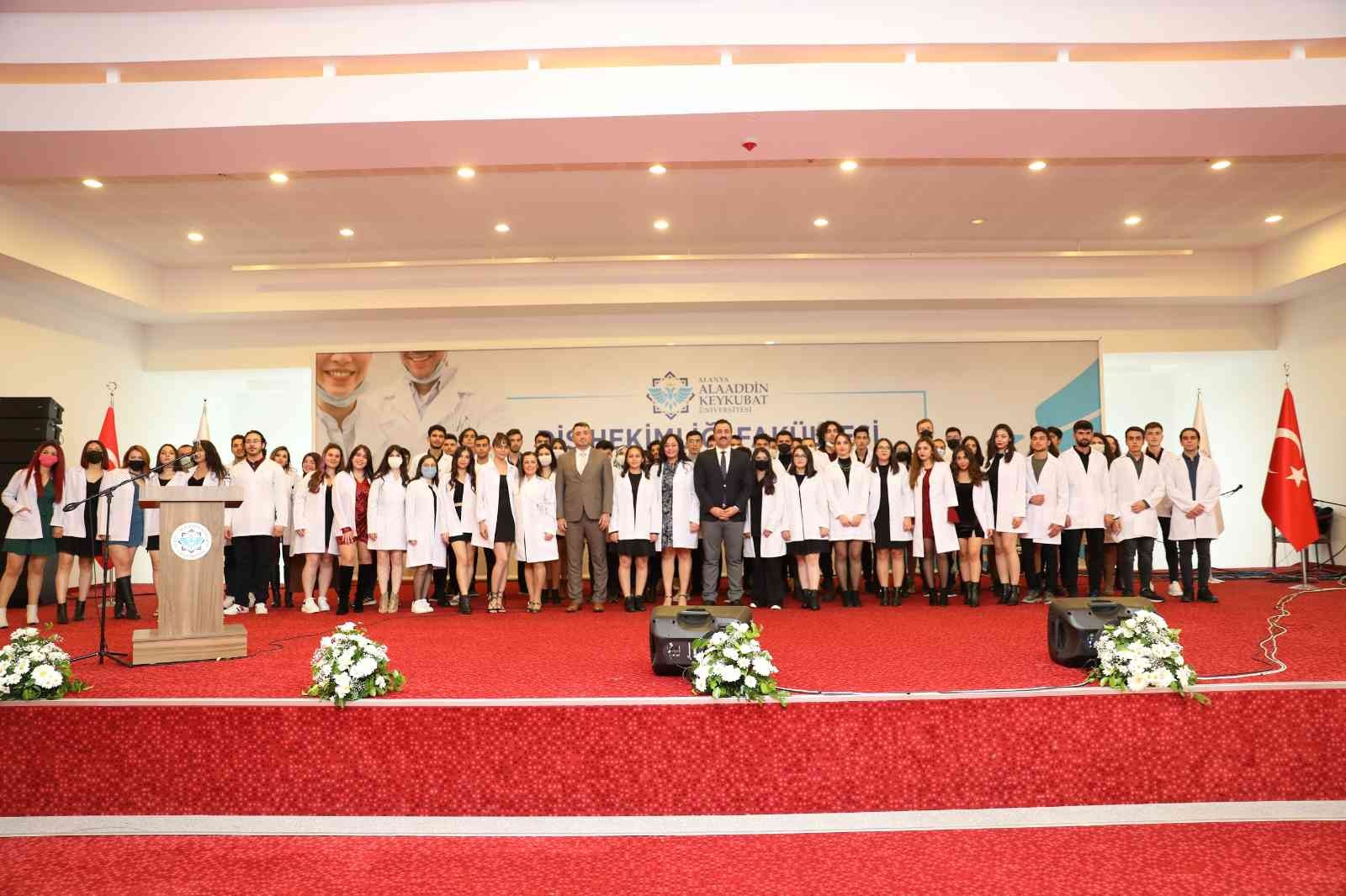 ALKÜ Diş Hekimliği Fakültesi hekim adayları için Beyaz Önlük Giyme Töreni düzenledi