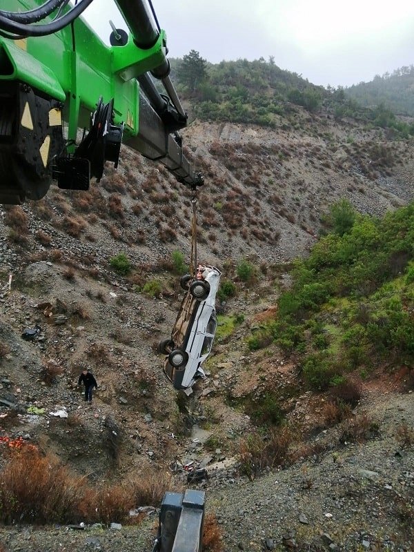 Anamur'da bir araç şarampole yuvarlandı. Araç içinde bulunan 3 kişi yara almadan kurtuldu