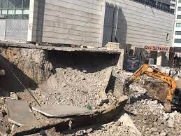 Ankara'da toprak kayması: 11 katlı binanın otoparkı çöktü