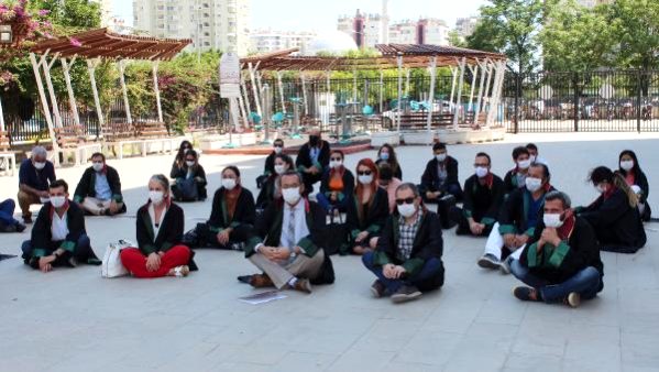 Antalya Barosu'ndan oturma eylemi