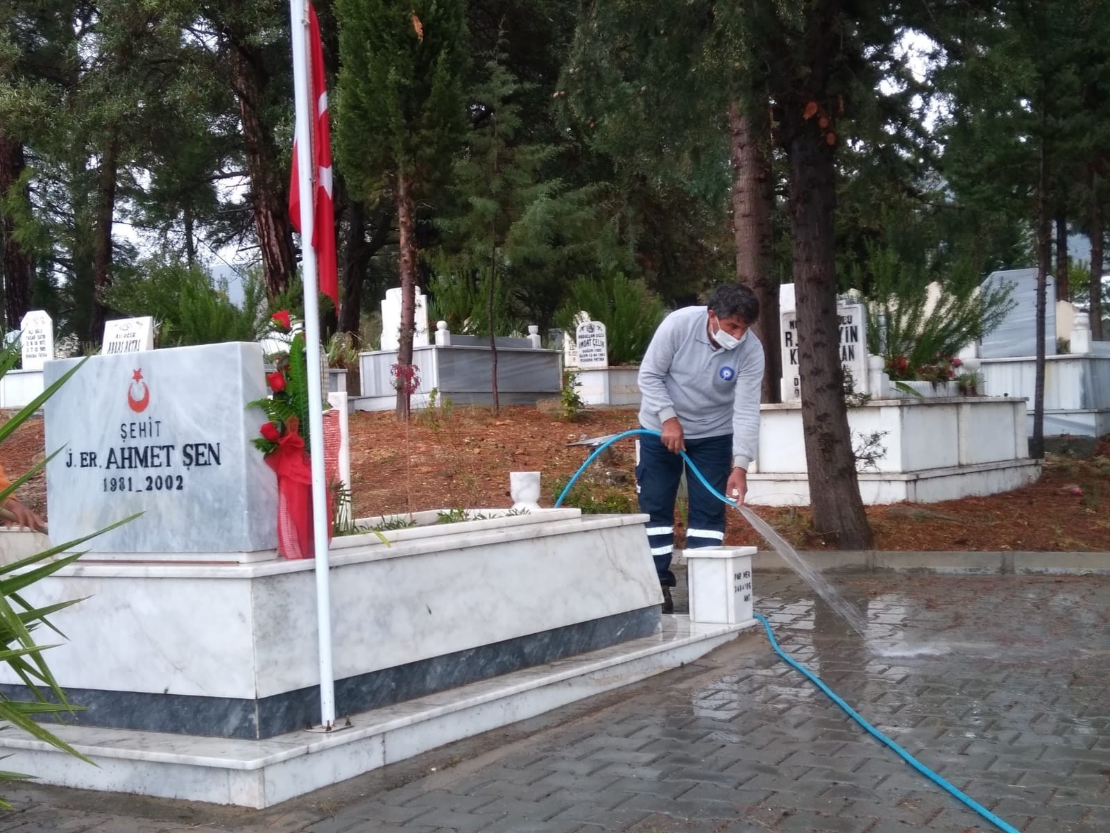 Antalya Büyükşehir Belediyesi 19 ilçe mezarlığında temizlik