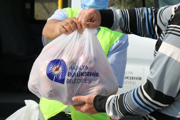 ANTALYA Büyükşehir Belediyesi,çiftçiye ve ihtiyaç sahibi vatandaşlara desteğini sürdürüyor