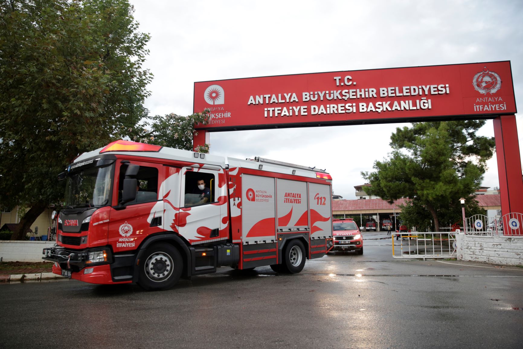 Antalya Büyükşehir Belediyesi ekipleri yaraları sarmak üzere yola çıktı