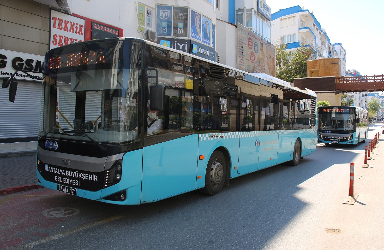 Antalya Büyükşehir Belediyesi, hafta sonu sokağa çıkma kısıtlamasında çalışması zorunlu olan vatandaşlar için 31 hattı sefere koydu