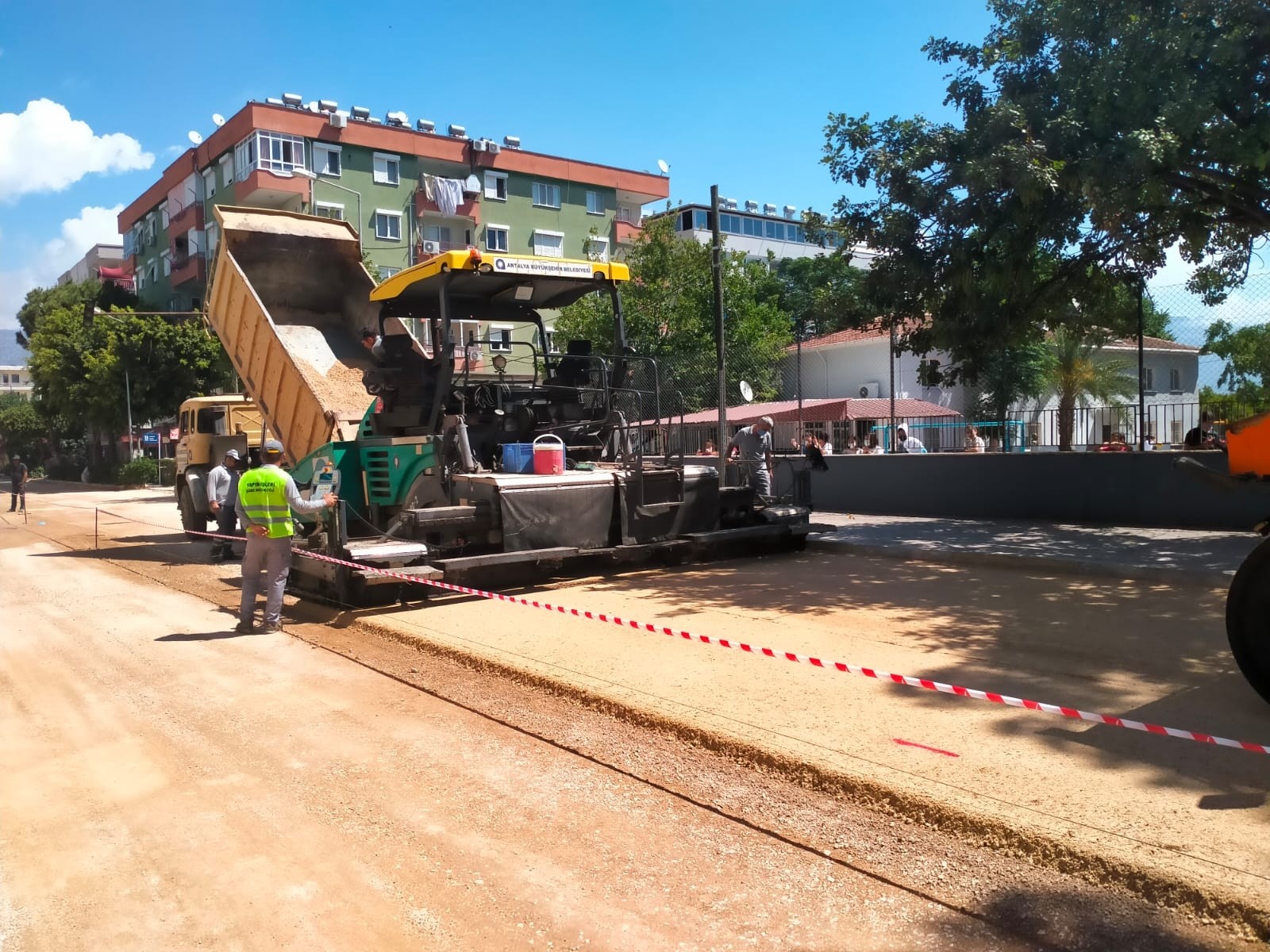 Antalya Büyükşehir Belediyesi, içme suyu alt yapısını yenilediği Demre’de sıcak asfalt çalışmasına başladı