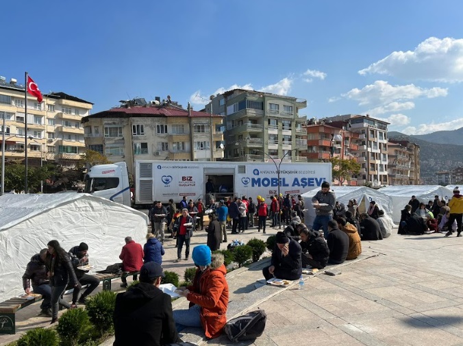 Antalya Büyükşehir Belediyesi Mobil Aşevi Hatay’da öğlen yemeği dağıttı