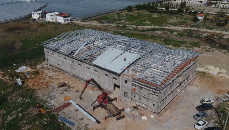 Antalya Büyükşehir Belediyesi’nin Kaş’ın Ova Mahallesi’nde yapımına başladığı spor salonu inşaatı devam ediyor