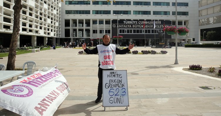Antalya Büyükşehir Belediyesi önünde işçilerin başlattığı grev, 623 gündür devam ediyor.