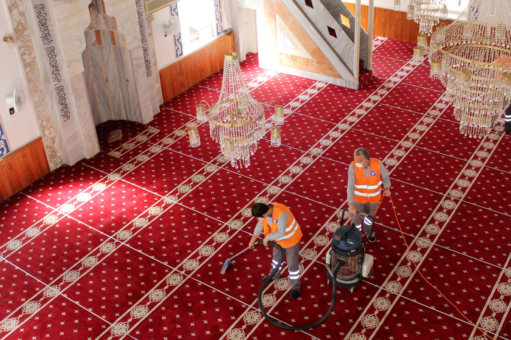  ANTALYA Büyükşehir Belediyesi, Ramazan ayı nedeniyle merkez ve tüm ilçelerde camileri temizledi