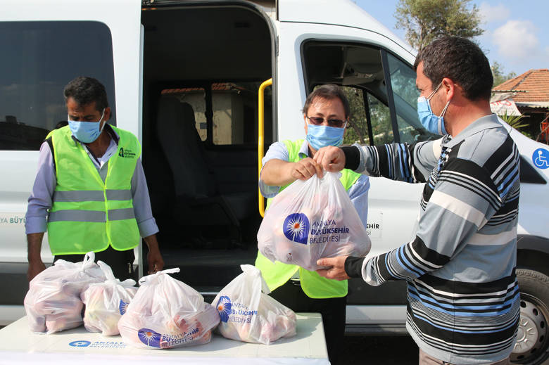 Antalya Büyükşehir Belediyesi üreticiden aldığı elmaları ücretsiz dağıtıyor