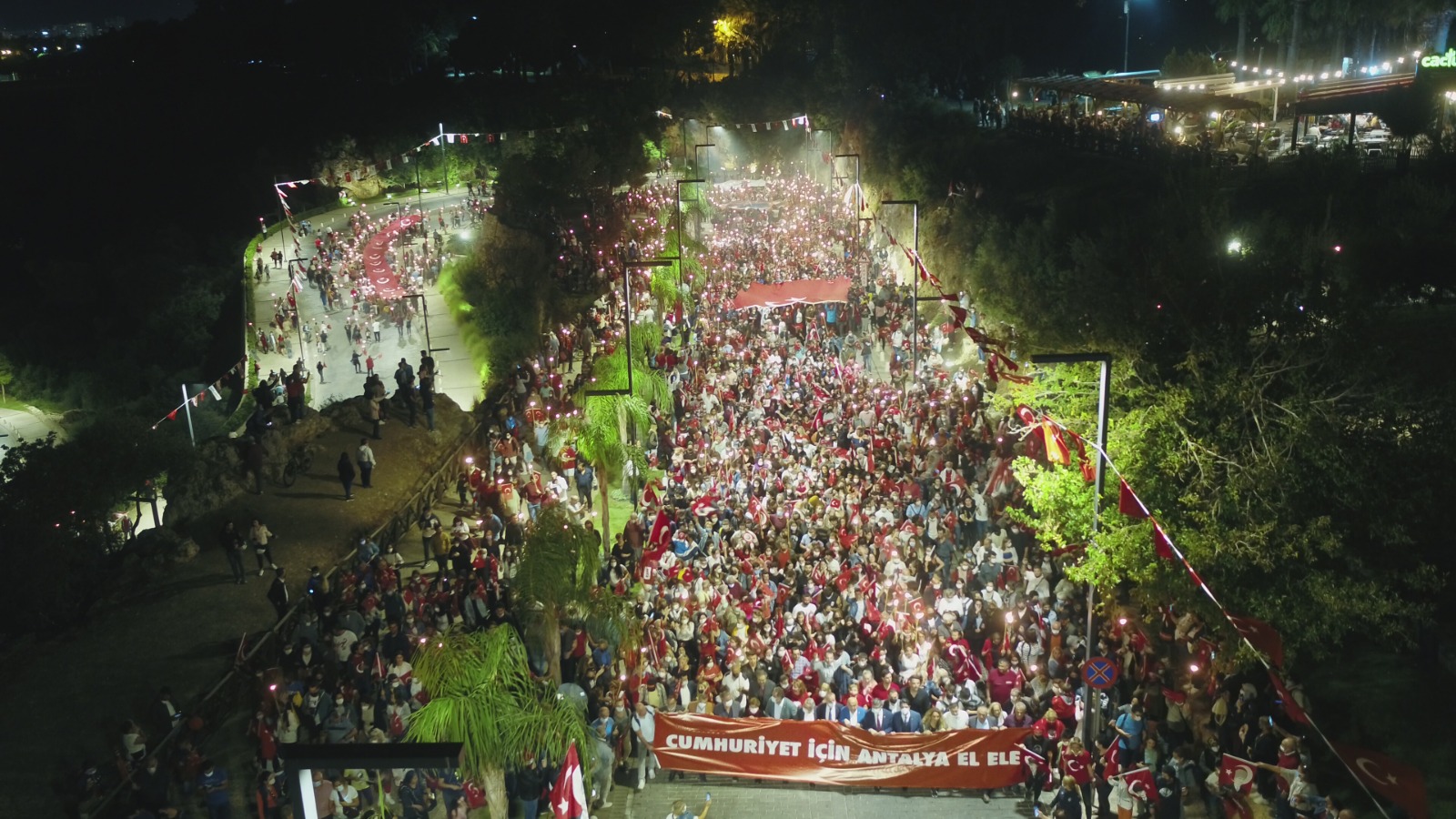 Antalya Cumhuriyet için sel oldu