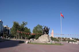 Antalya Cumhuriyet Meydanı, 8 Mart Dünya Kadınlar Günü nedeniyle kadınlara kaldı