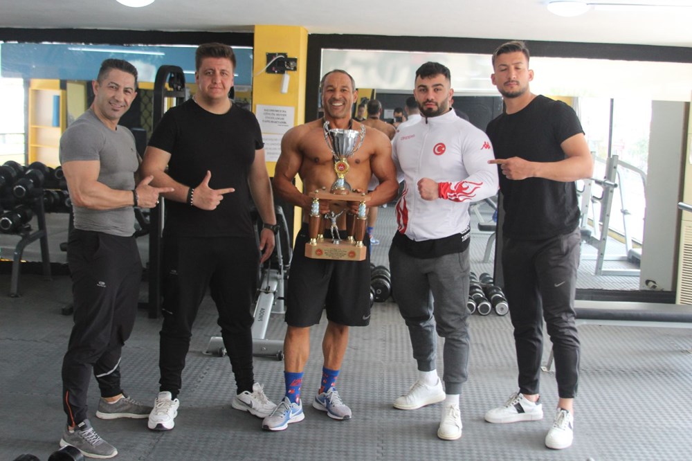 Antalya'da 135 kiloya çıkmasının ardından adı 'Dombili'ye çıkan İbrahim Sel, sporla 59 kilo verdi.