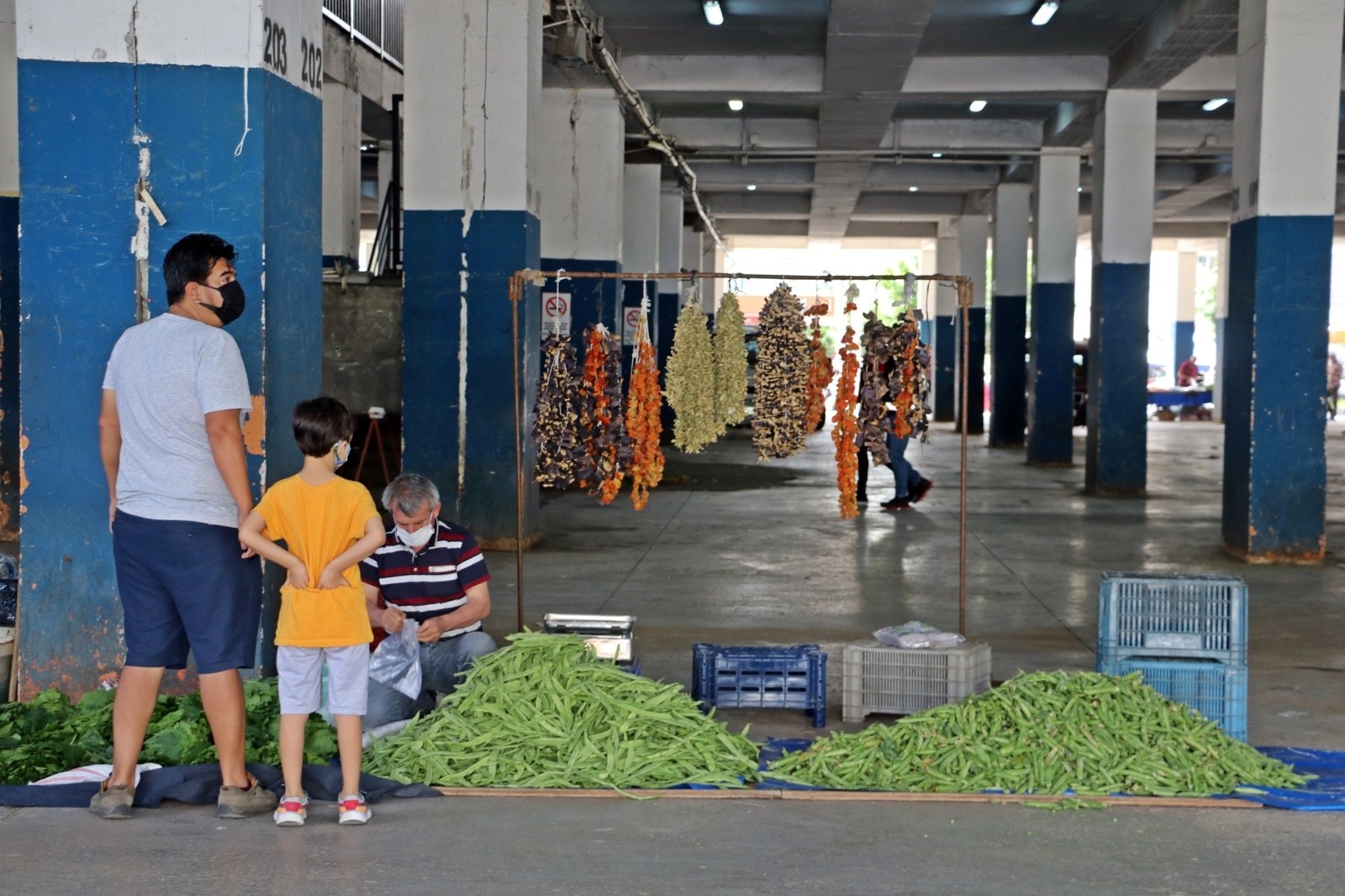 Antalya’da 17 günlük tam kapanma dönemindeki ilk pazar alışverişi, sıkı denetim eşliğinde yoğunluk oluşmadan gerçekleşti.