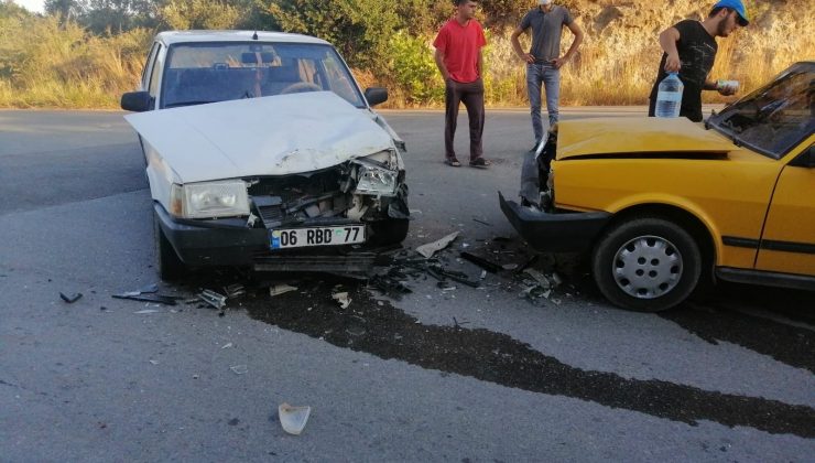 Antalya’da 2 otomobilin kafa kafaya çarpışması sonucu meydana gelen kazada 2 kişi yaralandı
