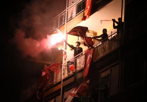 Antalya'da 23 Nisan coşkusu balkonlarda yaşandı